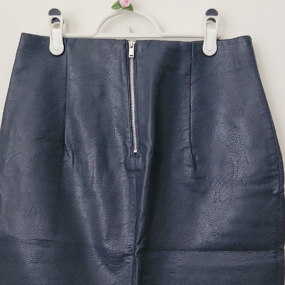 Zara Stylish Navy Skirt with Zipper Details - Picture 4 of 8
